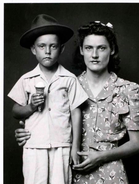 Oče, ki ljubi: V MISLIH POLJUBIŠ NJEGOVO SLIKO IN SE ZAHVALIŠ NJEMU IN SEBI, DA STA SI LAHKO BILA SIN IN MAMA V ENEM PREJŠNJIH ŽIVLJENJ. (Foto: Pinterest)