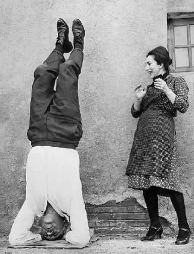 Oče, ki ljubi: NE TRUDIMO SE, DA NAJ BO PARTNER MANJ MOČAN. POTEM BO SAM OZAVESTIL, DA KO IŠČE MOČ, IŠČE LJUBEZEN, KI JE NI, NA NAPAČEN NAČIN – NELJUBEČE. (Foto: Pinterest)